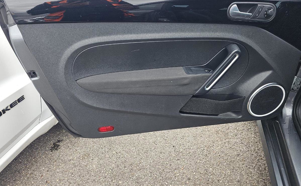 Used 2013 Volkswagen Beetle 2.0T image 9