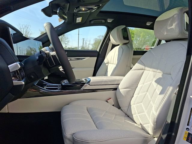 New 2026 BMW i7 xDrive60 w/ Executive Package image 12