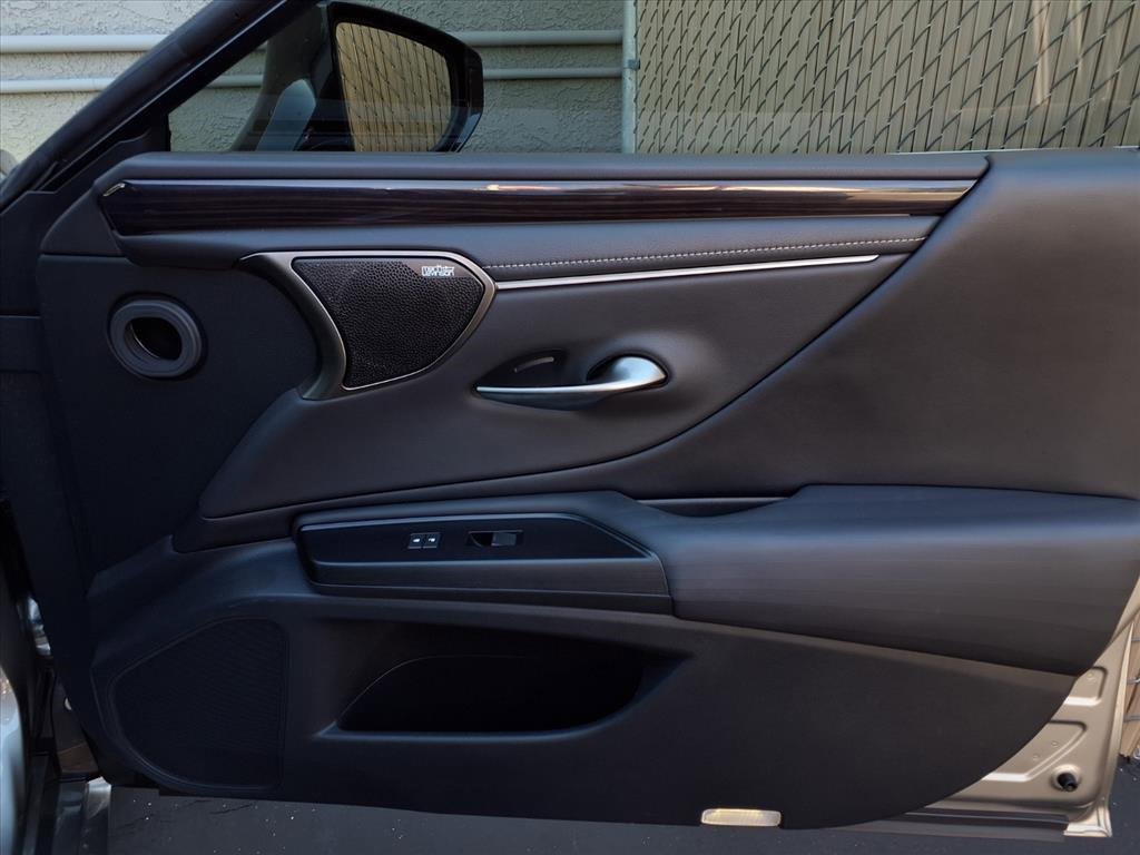 Used 2020 Lexus ES 300h w/ Luxury Package image 25