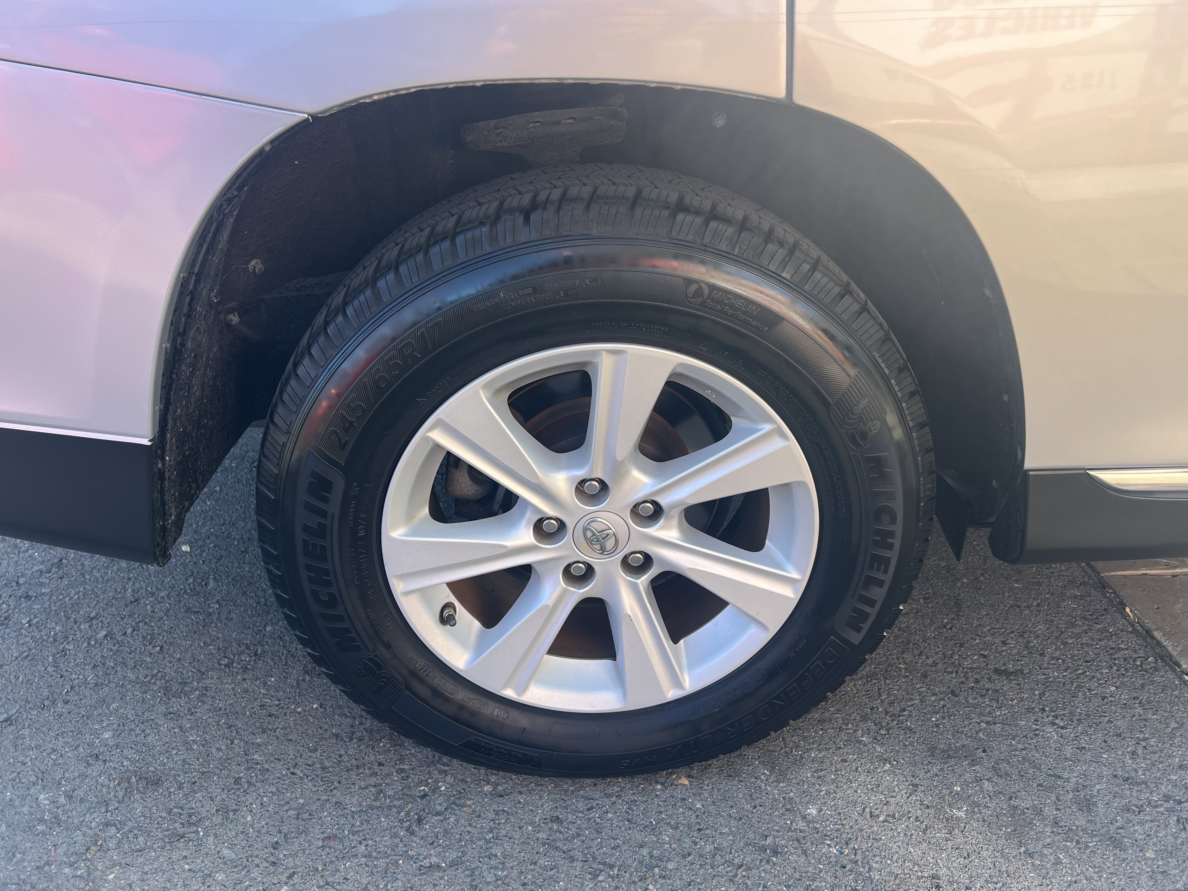 Used 2011 Toyota Highlander SE w/ Tow Pkg FWD image 8