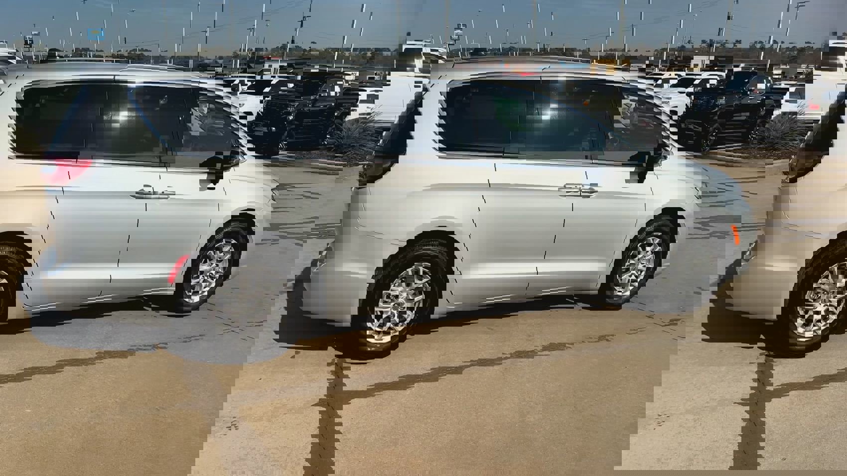 Used 2024 Chrysler Pacifica Touring-L image 8