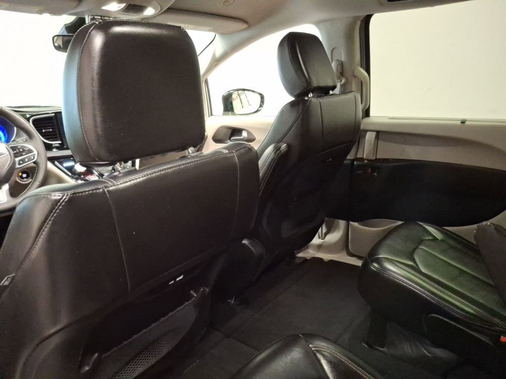 Used 2024 Chrysler Pacifica Touring-L image 16