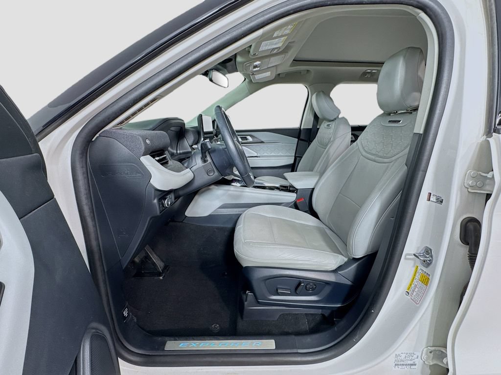 Used 2025 Ford Explorer Platinum w/ Ultimate Package AWD/4WD image 9