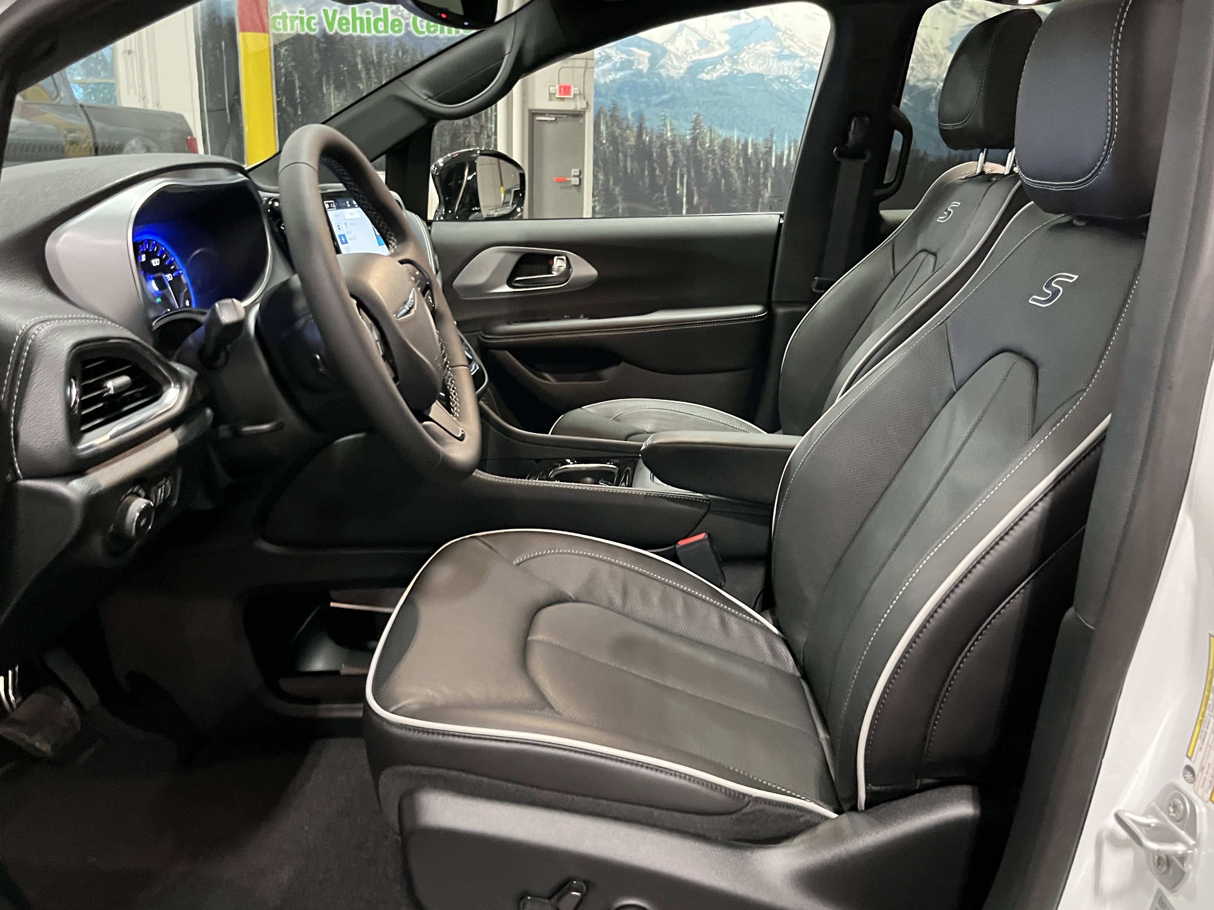 New 2026 Chrysler Pacifica Limited w/ S Appearance Package AWD/4WD image 11