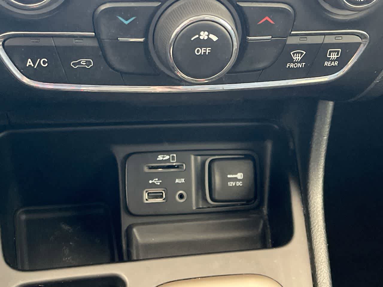 Used 2016 Jeep Cherokee Latitude FWD image 19