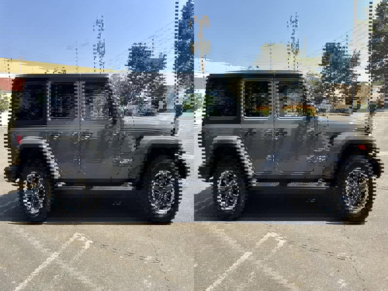 Used 2022 Jeep Wrangler Unlimited Sahara image 3