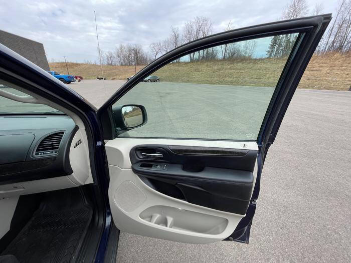Used 2013 Dodge Grand Caravan American Value Package FWD image 29