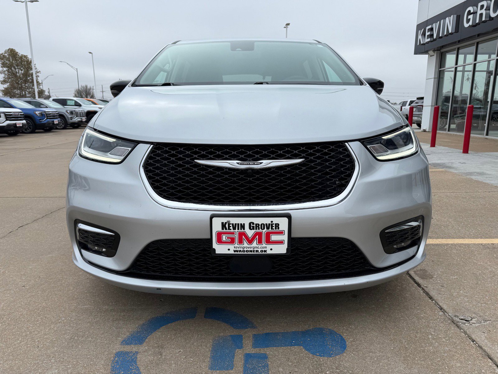 Used 2024 Chrysler Pacifica Touring-L image 2