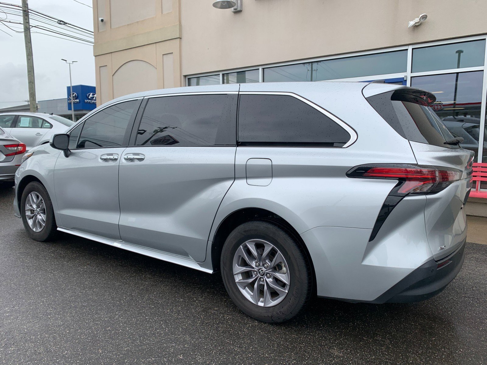 Used 2022 Toyota Sienna XLE AWD/4WD image 5