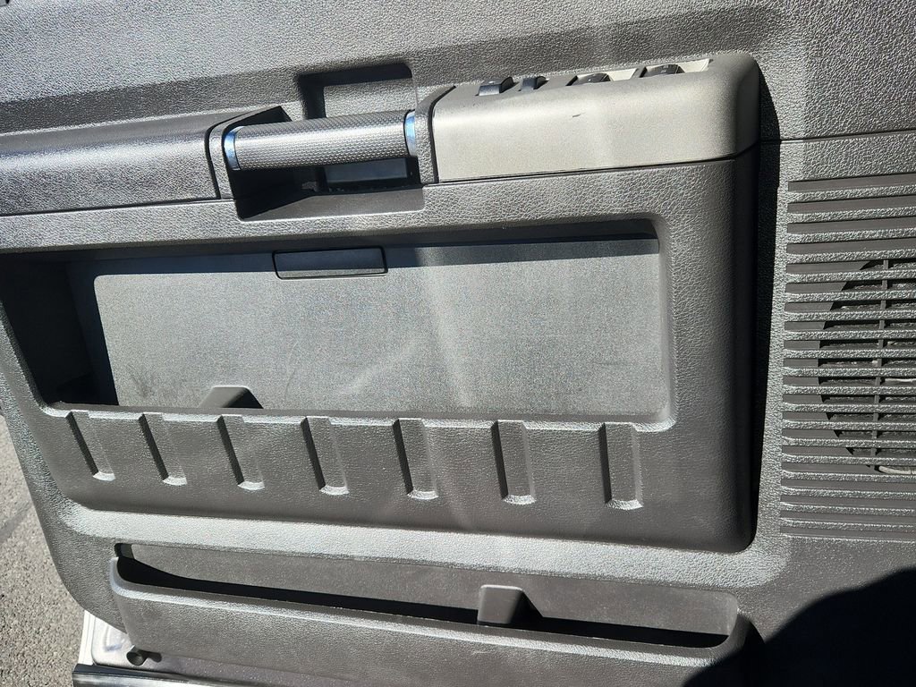 Used 2014 Ford F250 Lariat w/ Lariat Interior Package image 9