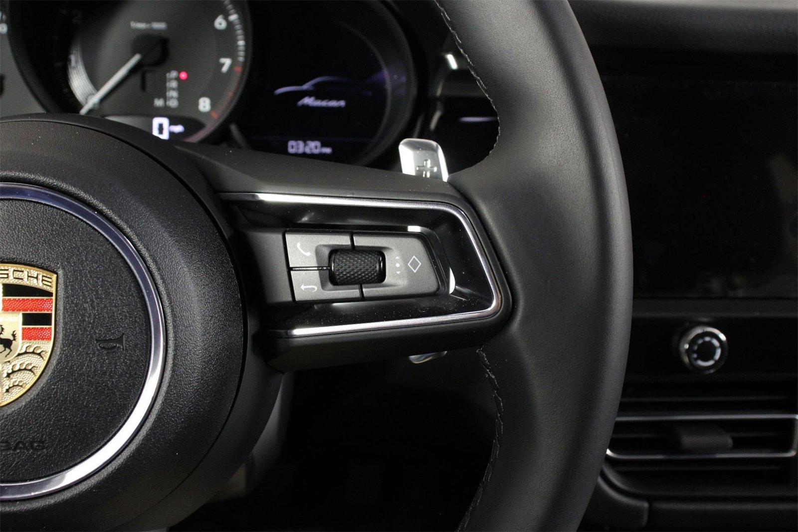 Used 2025 Porsche Macan image 15