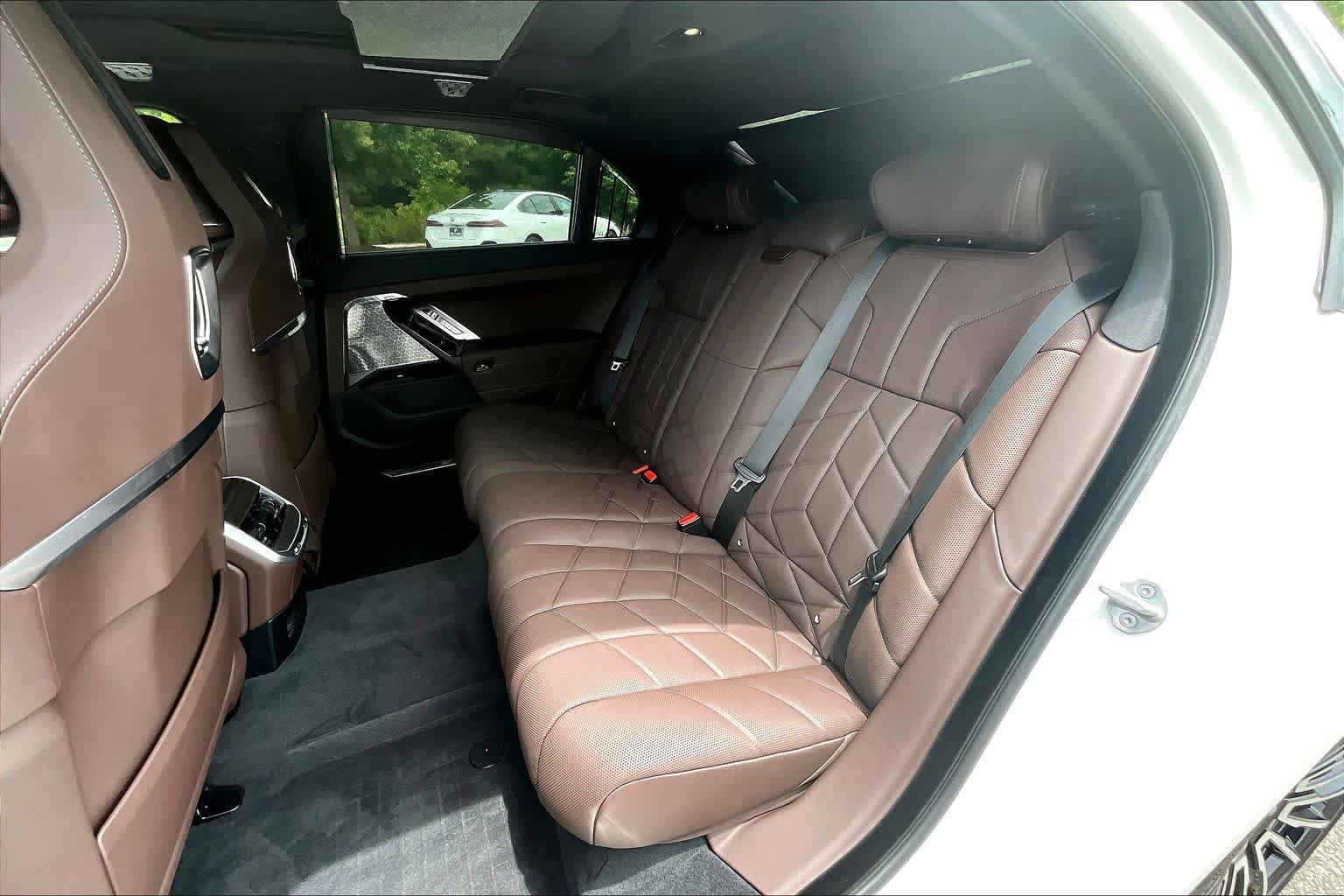 Used 2025 BMW 760i xDrive w/ Executive Package AWD/4WD image 21