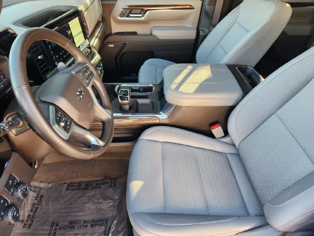 Used 2025 Chevrolet Silverado 1500 LT Trail Boss w/ Convenience Package II AWD/4WD image 3