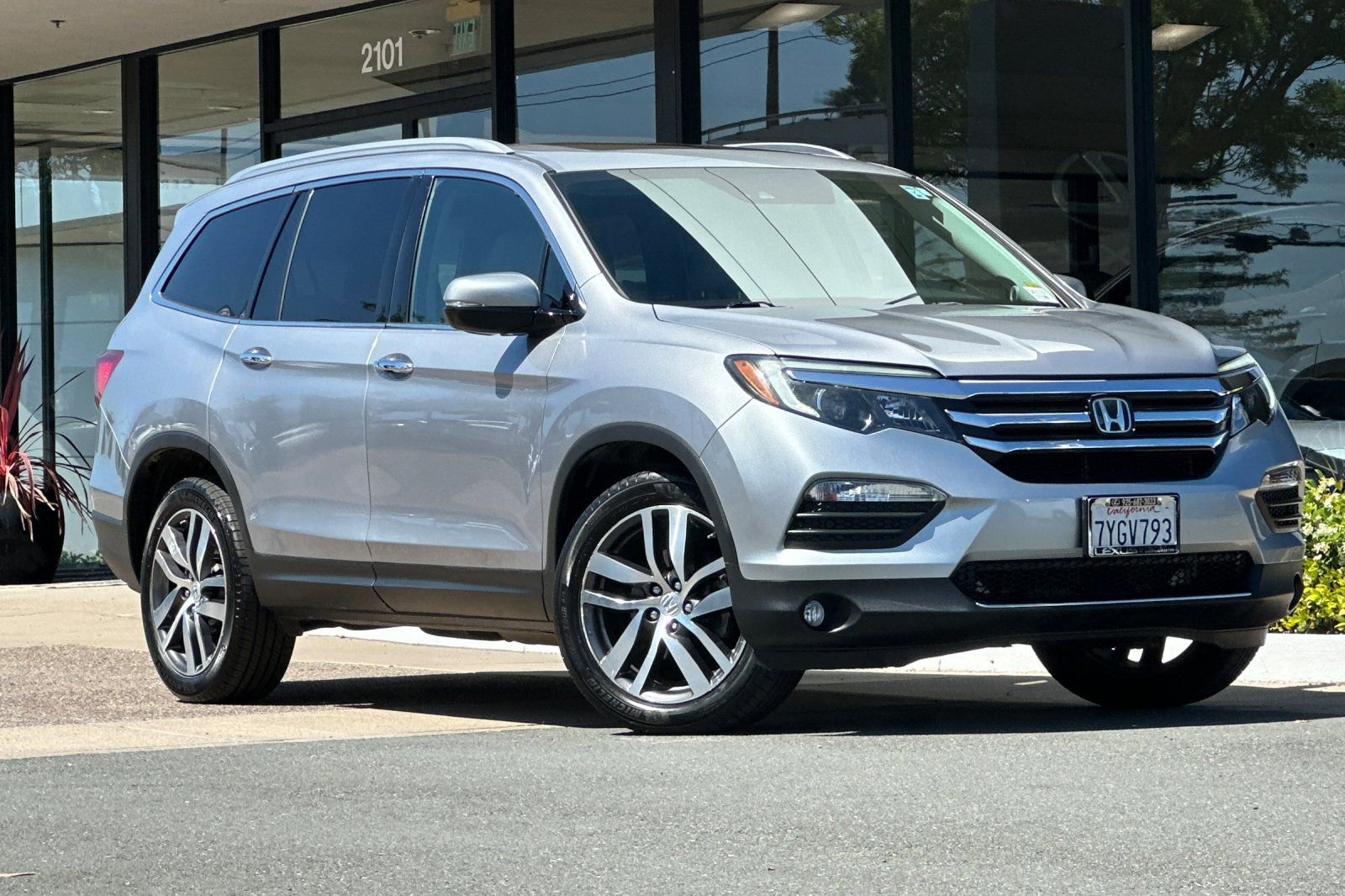 Used 2017 Honda Pilot Elite image 2
