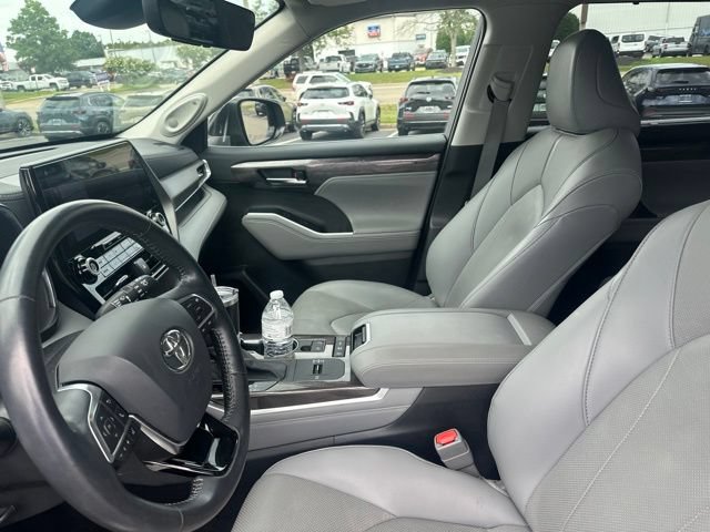 Used 2021 Toyota Highlander Limited AWD/4WD image 2