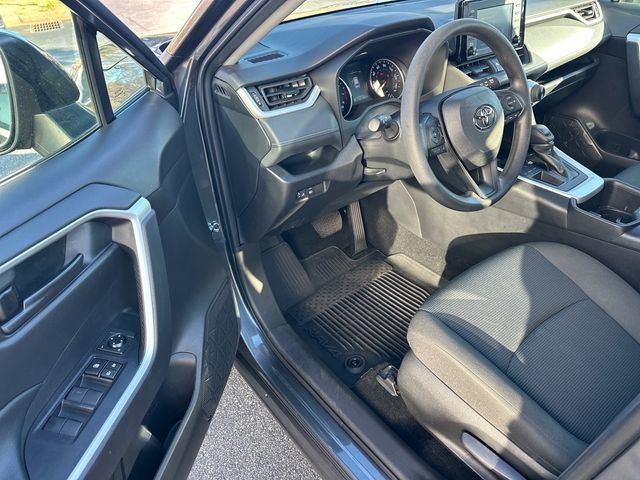 Used 2022 Toyota RAV4 LE image 9