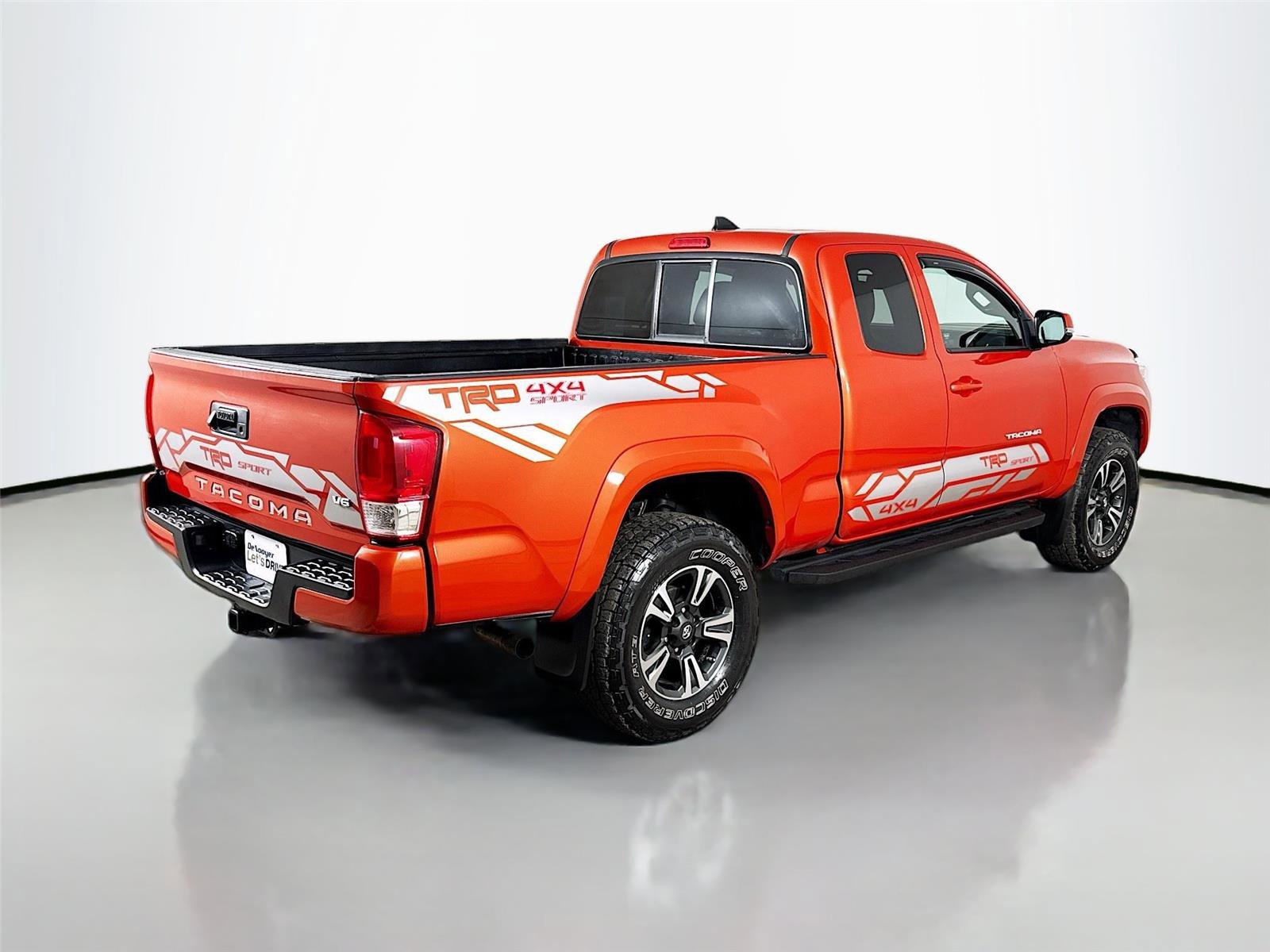 Used 2018 Toyota Tacoma TRD Sport image 9