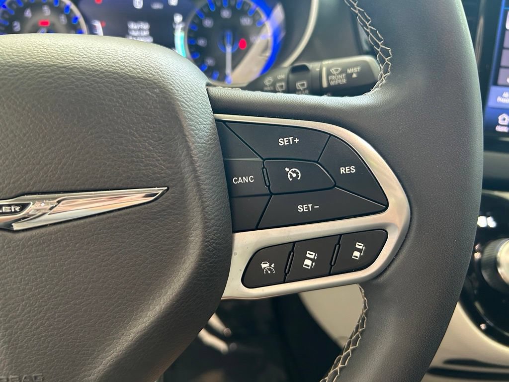 Used 2024 Chrysler Pacifica Touring-L FWD image 43