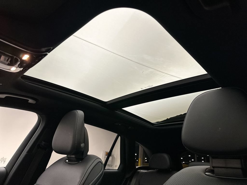 Used 2025 Mercedes-Benz GLC 300 4MATIC image 23