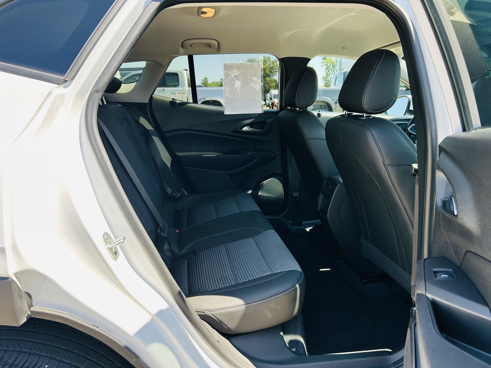Used 2025 Chevrolet Trax LT w/ LT Convenience Package FWD image 27