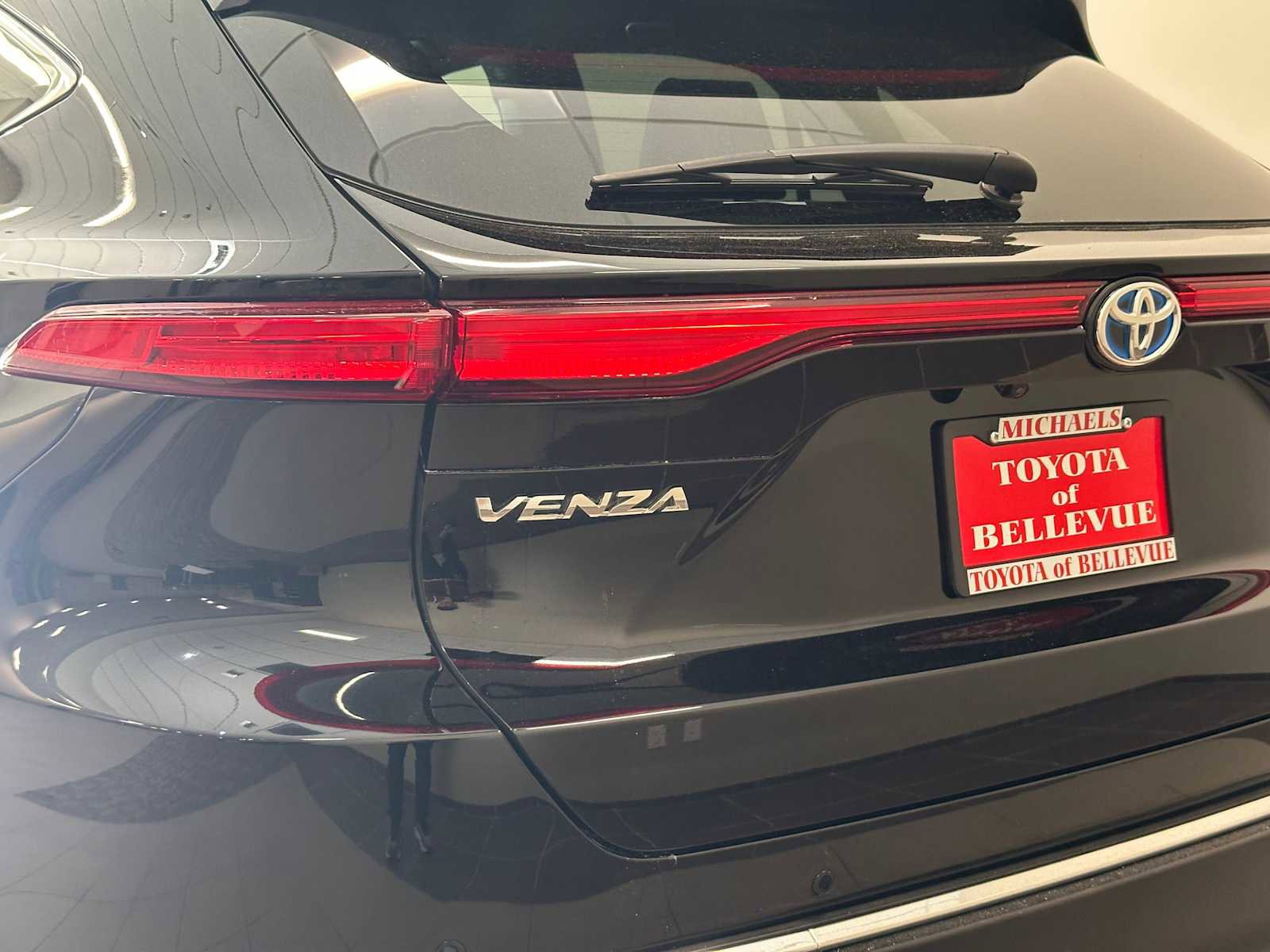 Certified 2024 Toyota Venza XLE AWD/4WD image 7