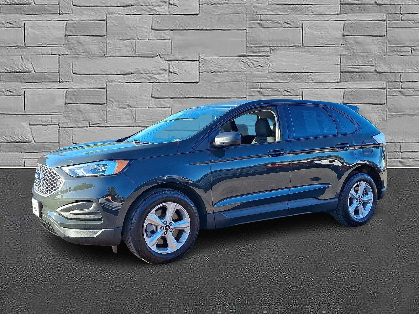 Certified 2024 Ford Edge SE image 5
