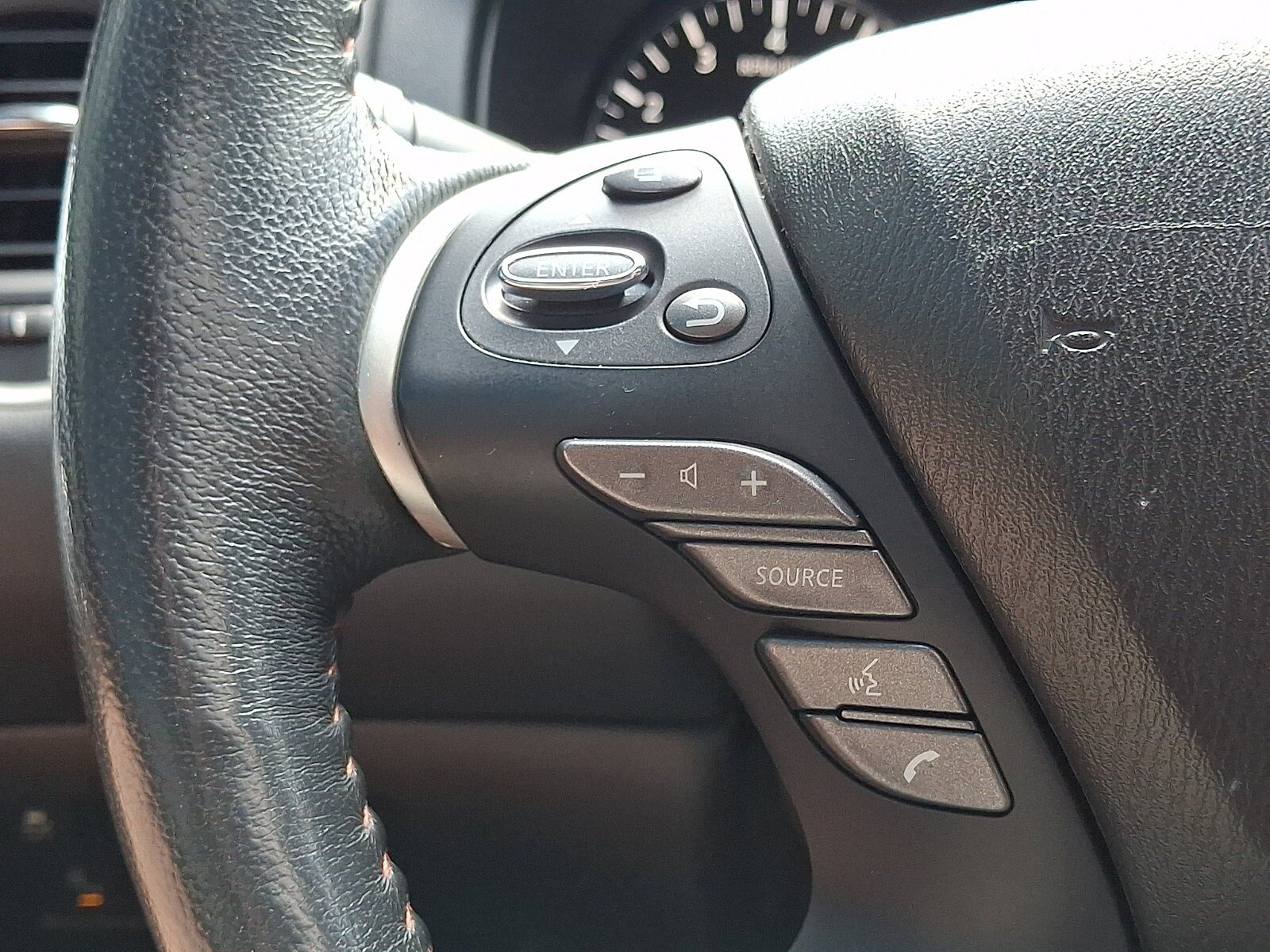 Used 2020 Nissan Pathfinder SL AWD/4WD image 25