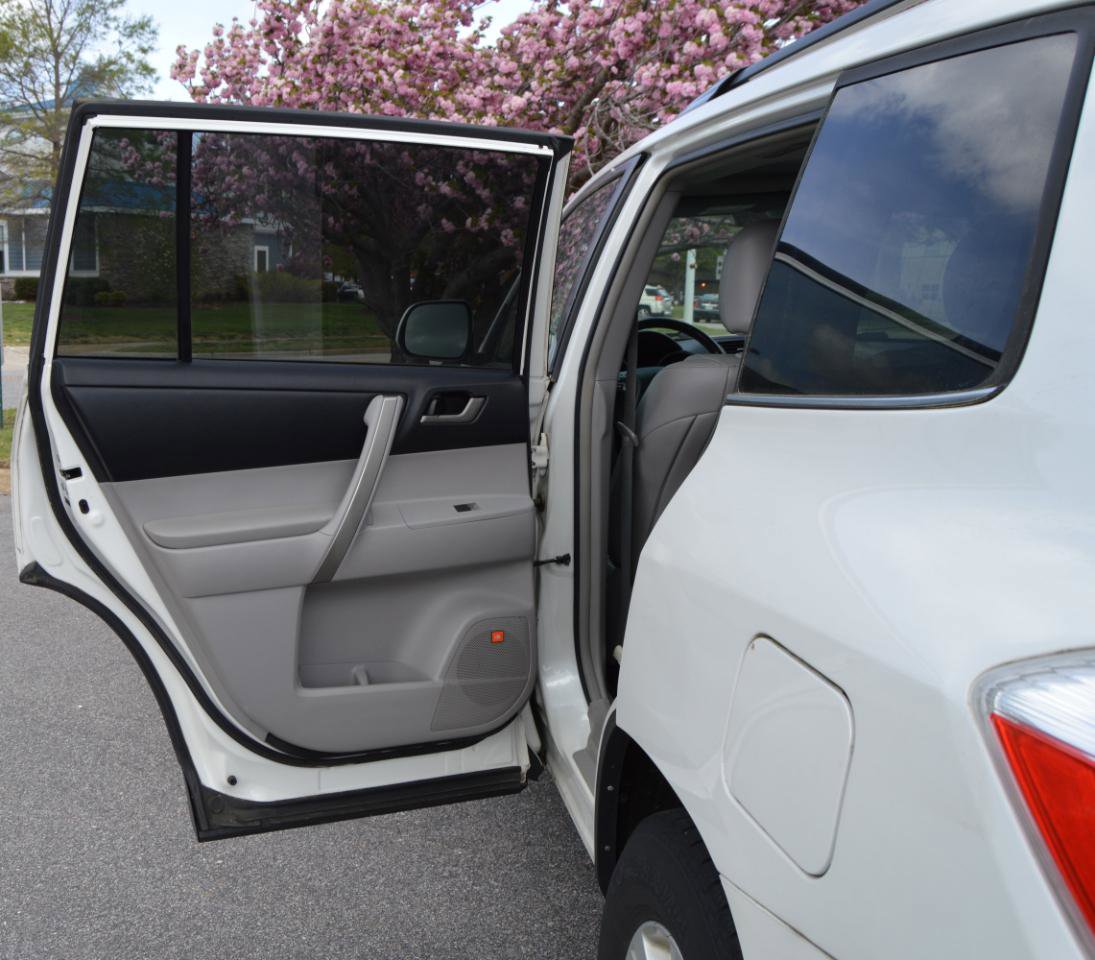 Used 2011 Toyota Highlander SE w/ Tow Pkg AWD/4WD image 16