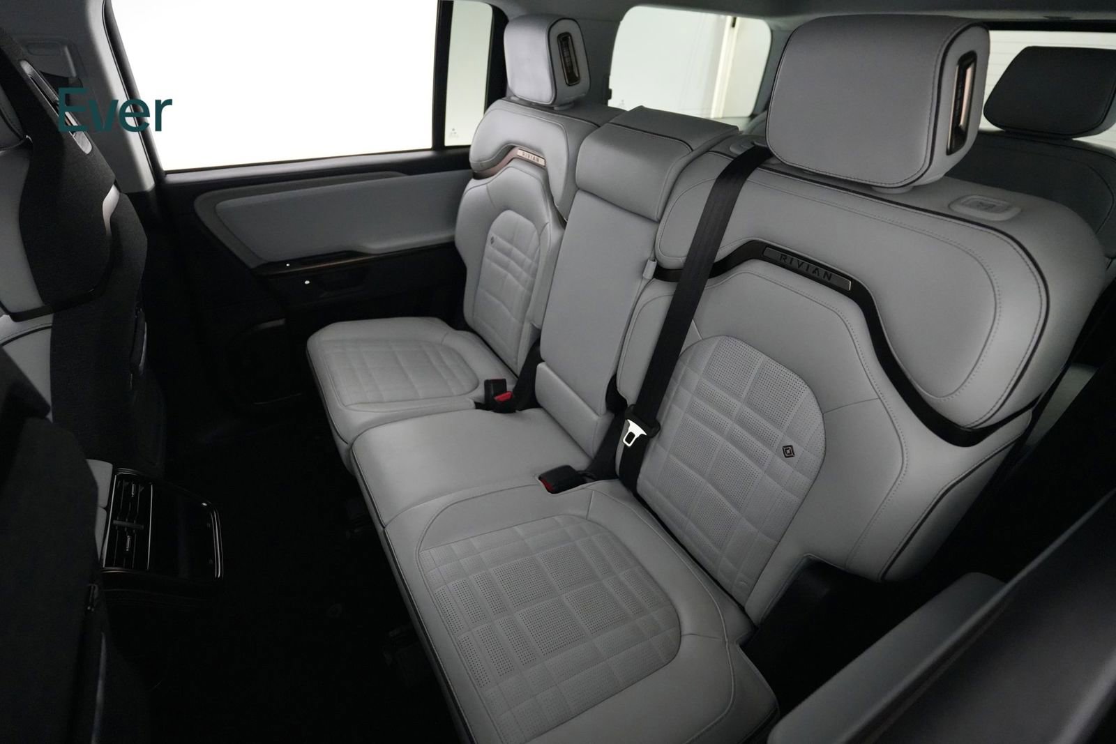 Used 2025 Rivian R1S Premium image 24