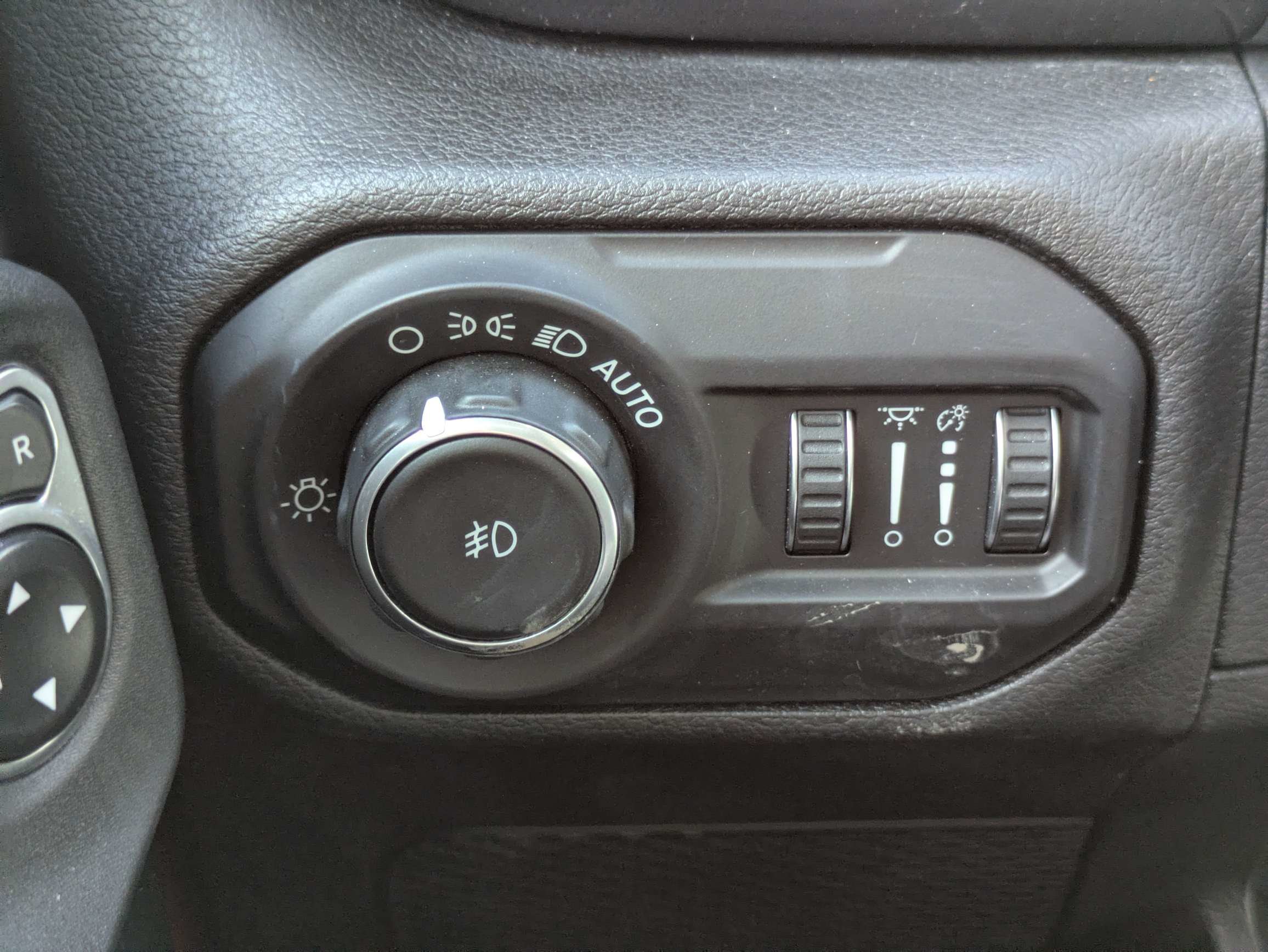 Used 2019 Jeep Wrangler Unlimited Sahara AWD/4WD image 12