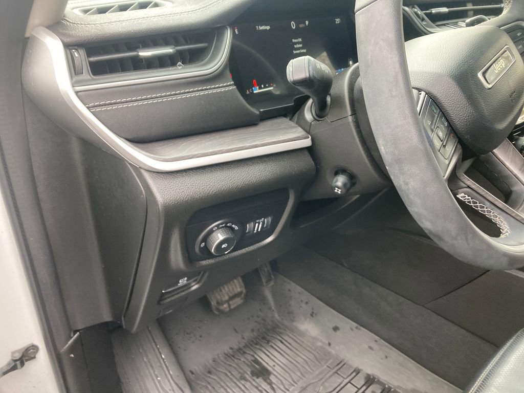 Used 2023 Jeep Grand Cherokee Limited w/ Luxury Tech Group II image 17