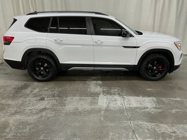 Used 2024 Volkswagen Atlas Peak Edition SE AWD/4WD image 2