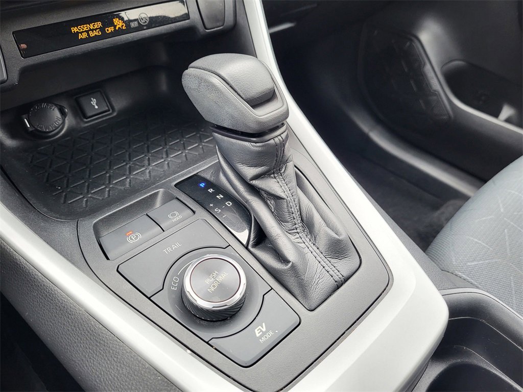 Used 2020 Toyota RAV4 XLE image 13