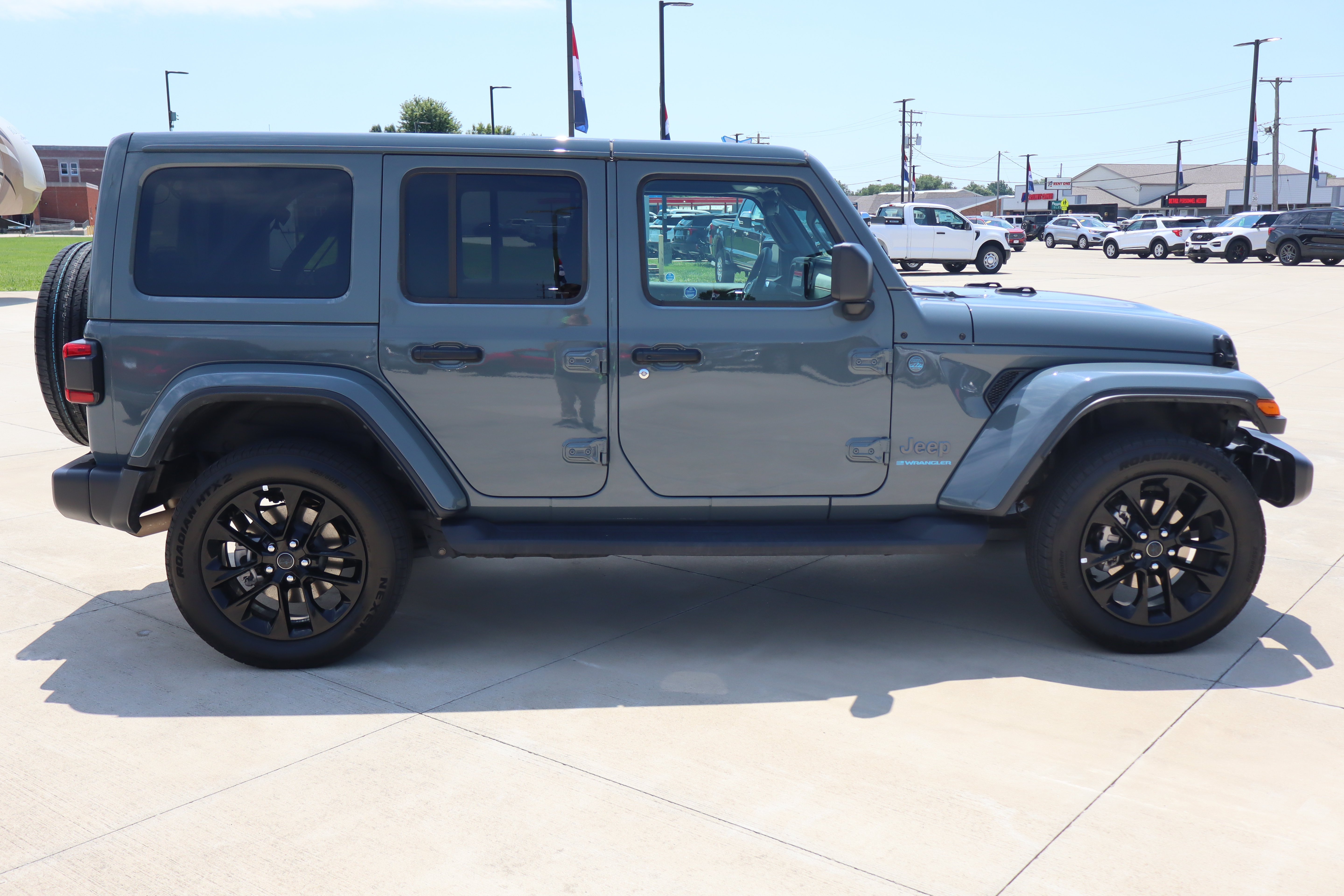 Used 2025 Jeep Wrangler Unlimited Sahara AWD/4WD image 4