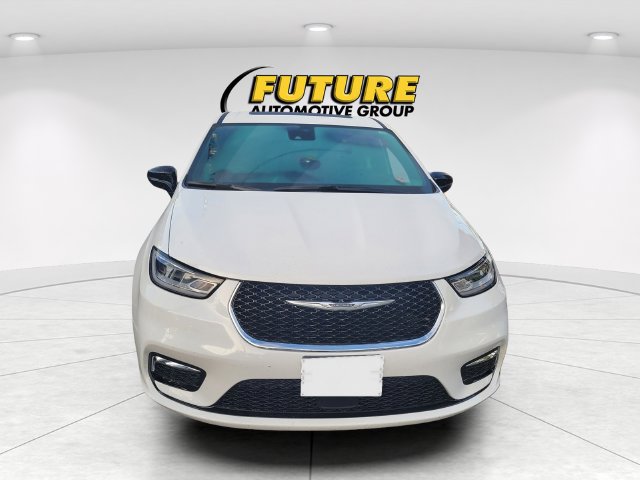 Used 2025 Chrysler Pacifica Select AWD/4WD image 2