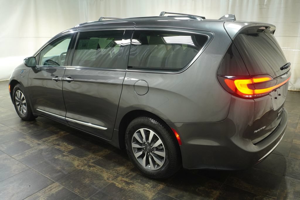Used 2021 Chrysler Pacifica Limited w/ Uconnect Theater Family Group FWD image 9