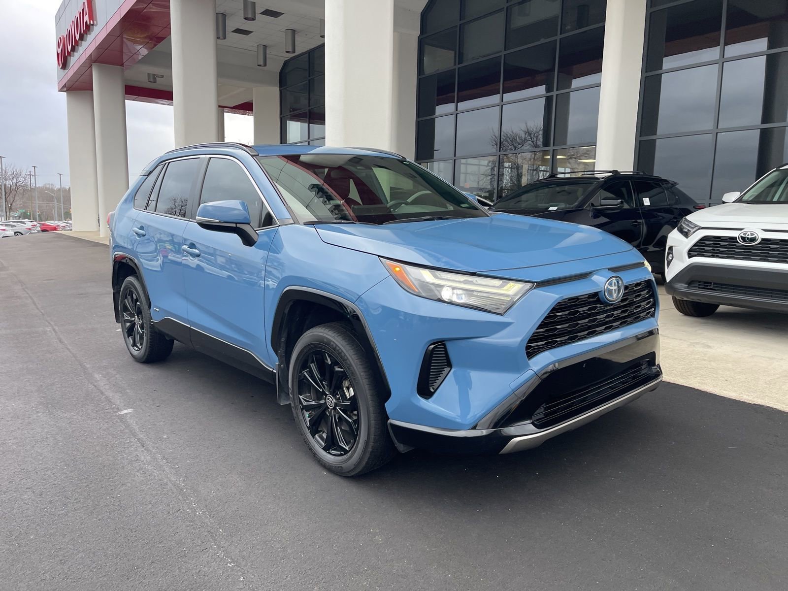 Used 2023 Toyota RAV4 SE image 3