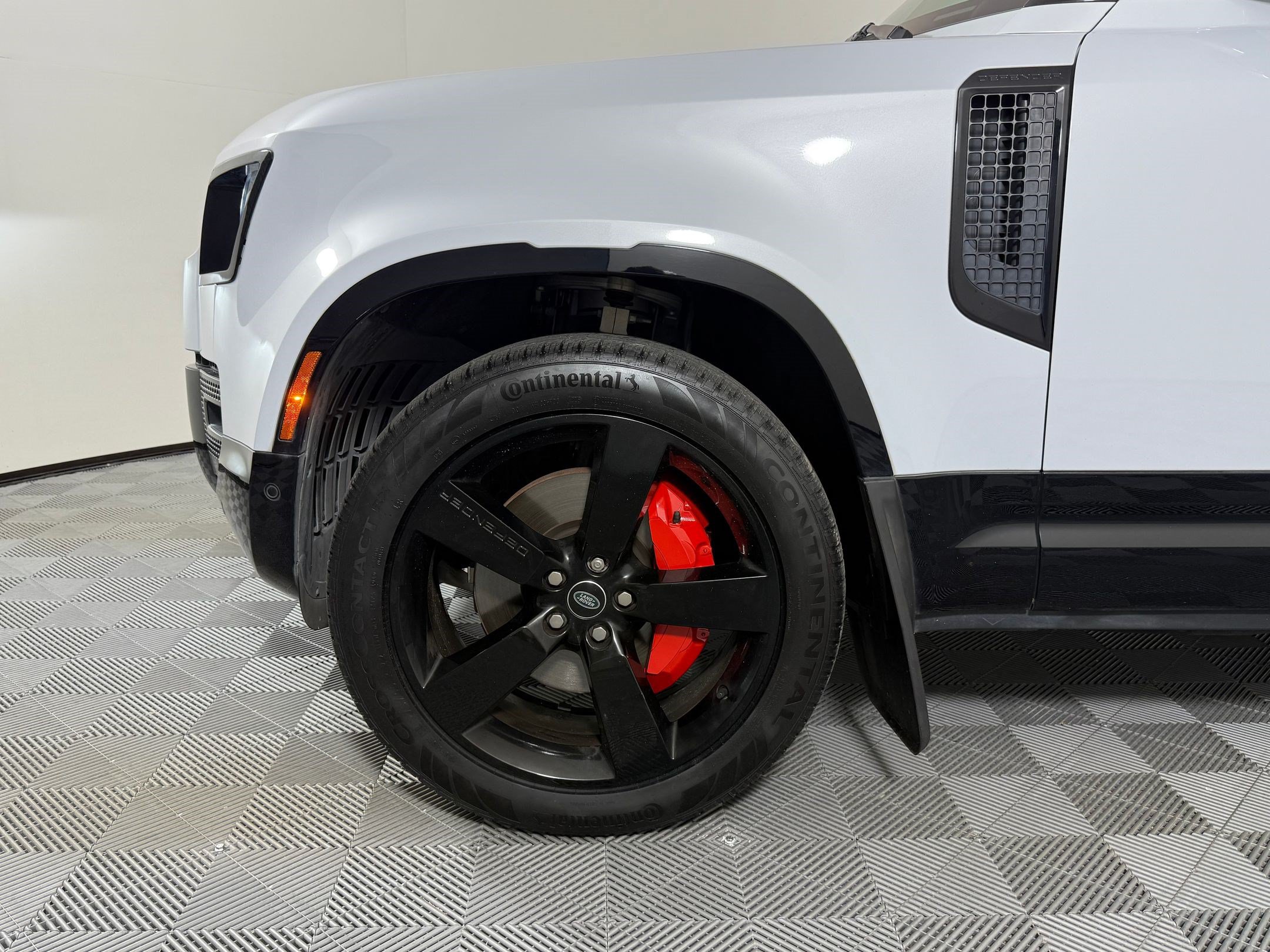 Used 2023 Land Rover Defender 90 X-Dynamic SE AWD/4WD image 13