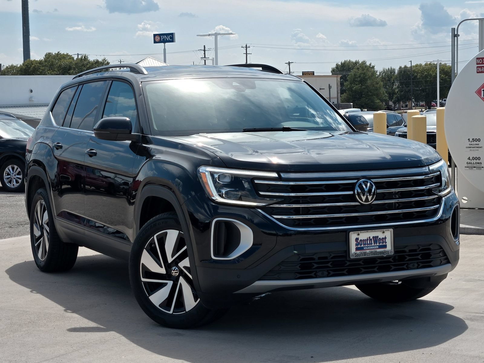 Used 2024 Volkswagen Atlas SE FWD image 2