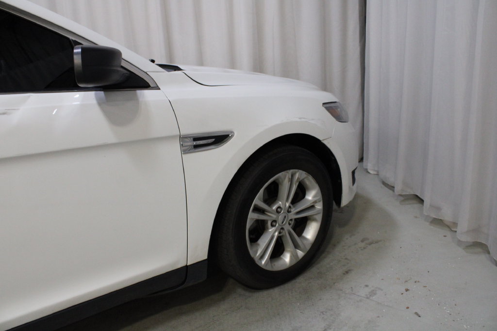 Used 2018 Ford Taurus SE FWD image 24