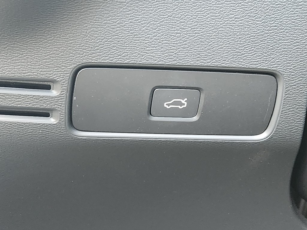 Used 2025 Volvo XC40 B5 Plus AWD/4WD image 12