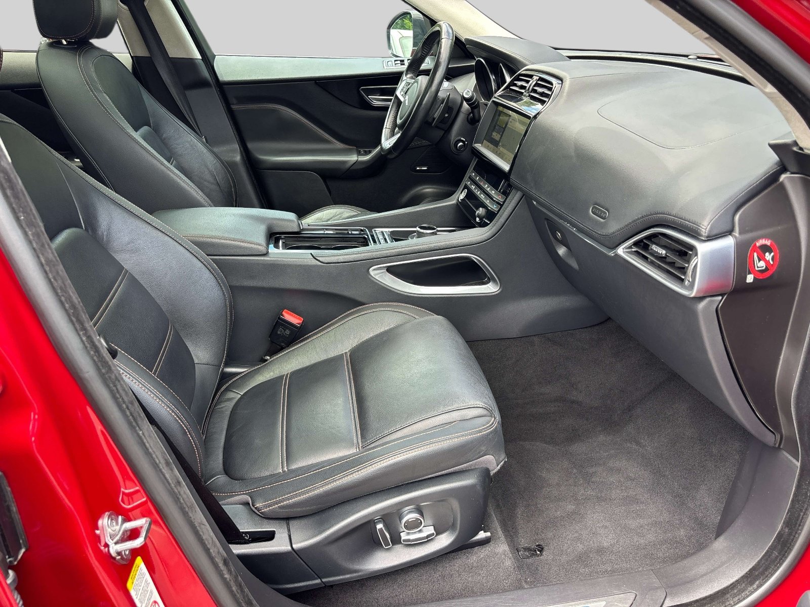 Used 2019 Jaguar F-PACE Prestige AWD/4WD image 17