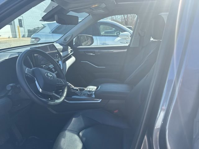 Used 2024 Toyota Highlander Limited image 11