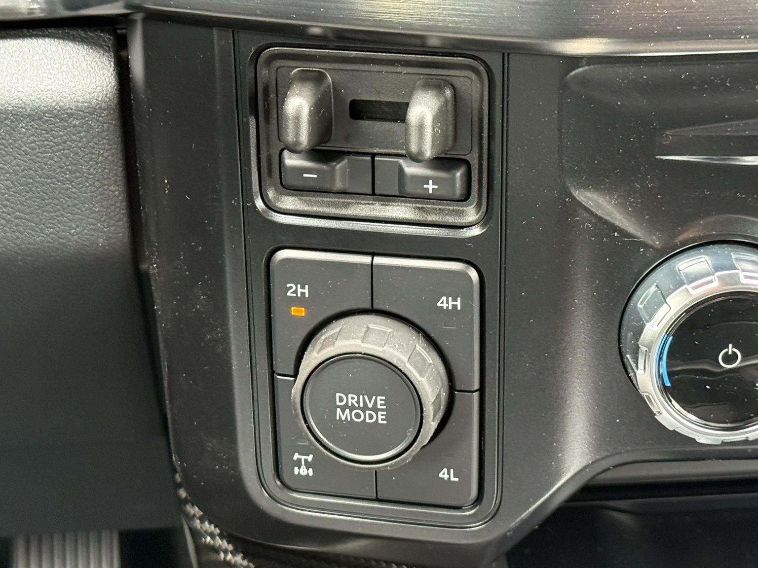 New 2026 Ford F250 Lariat w/ Black Appearance Package image 28