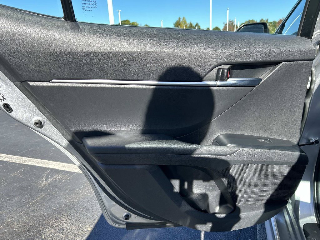 Used 2018 Toyota Camry SE FWD image 12