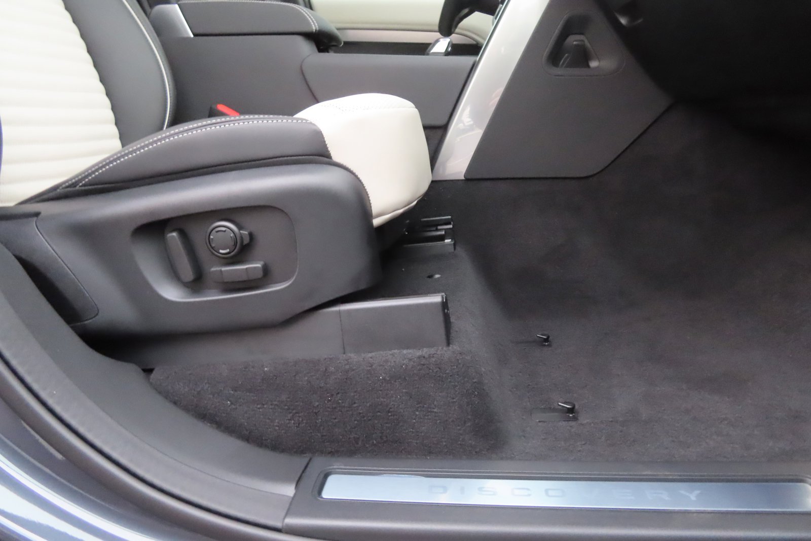 New 2024 Land Rover Discovery Dynamic SE image 20