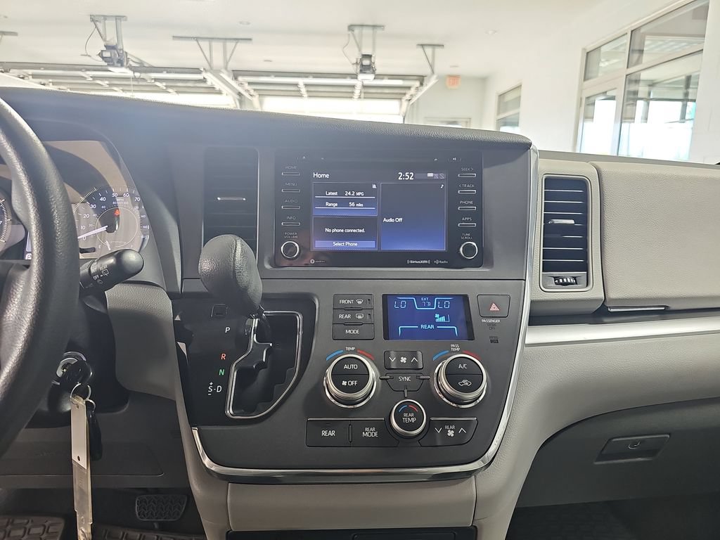 Used 2018 Toyota Sienna LE w/ Carpet Mat Package FWD image 26