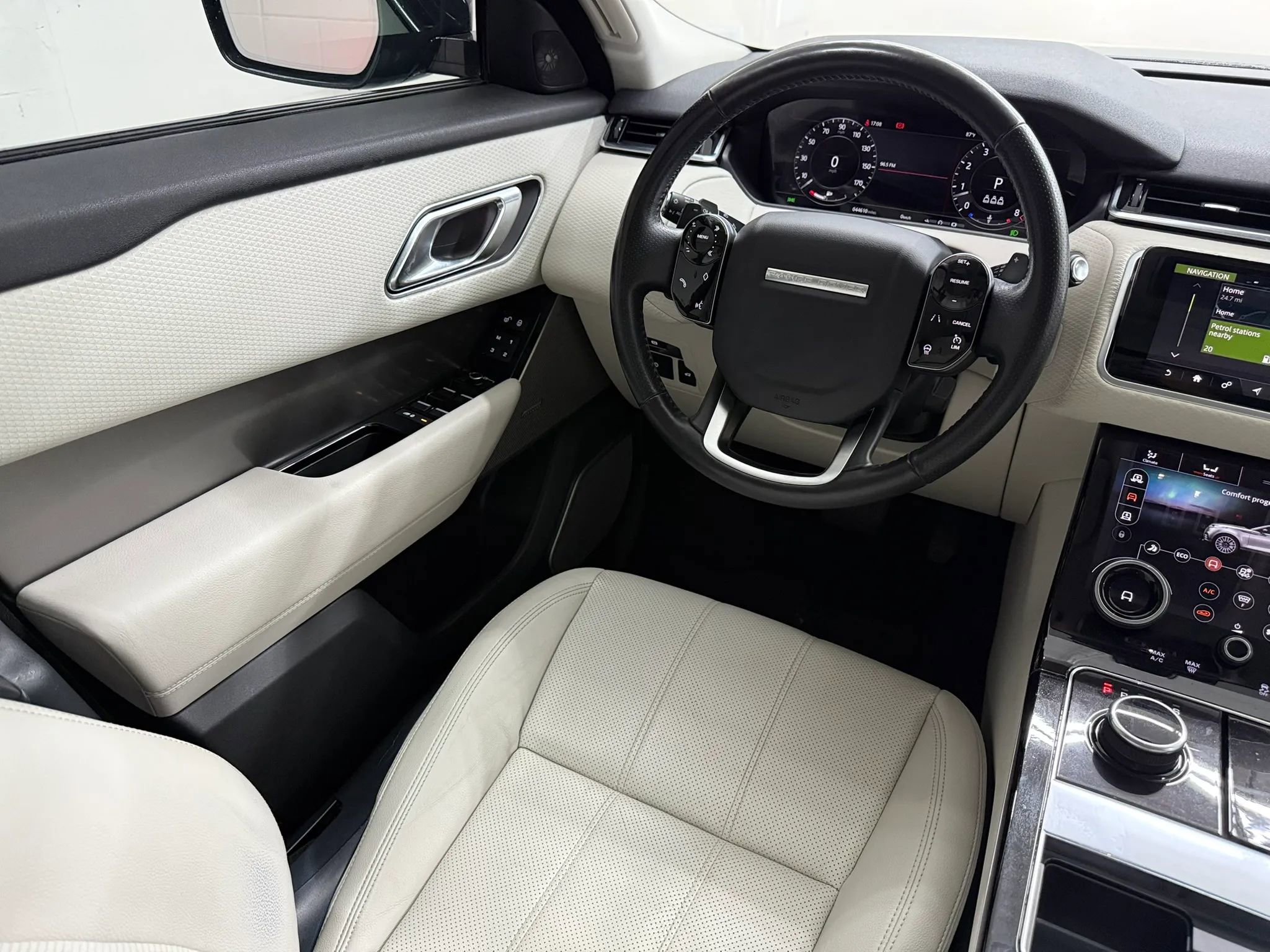 Used 2018 Land Rover Range Rover Velar R-Dynamic SE image 27