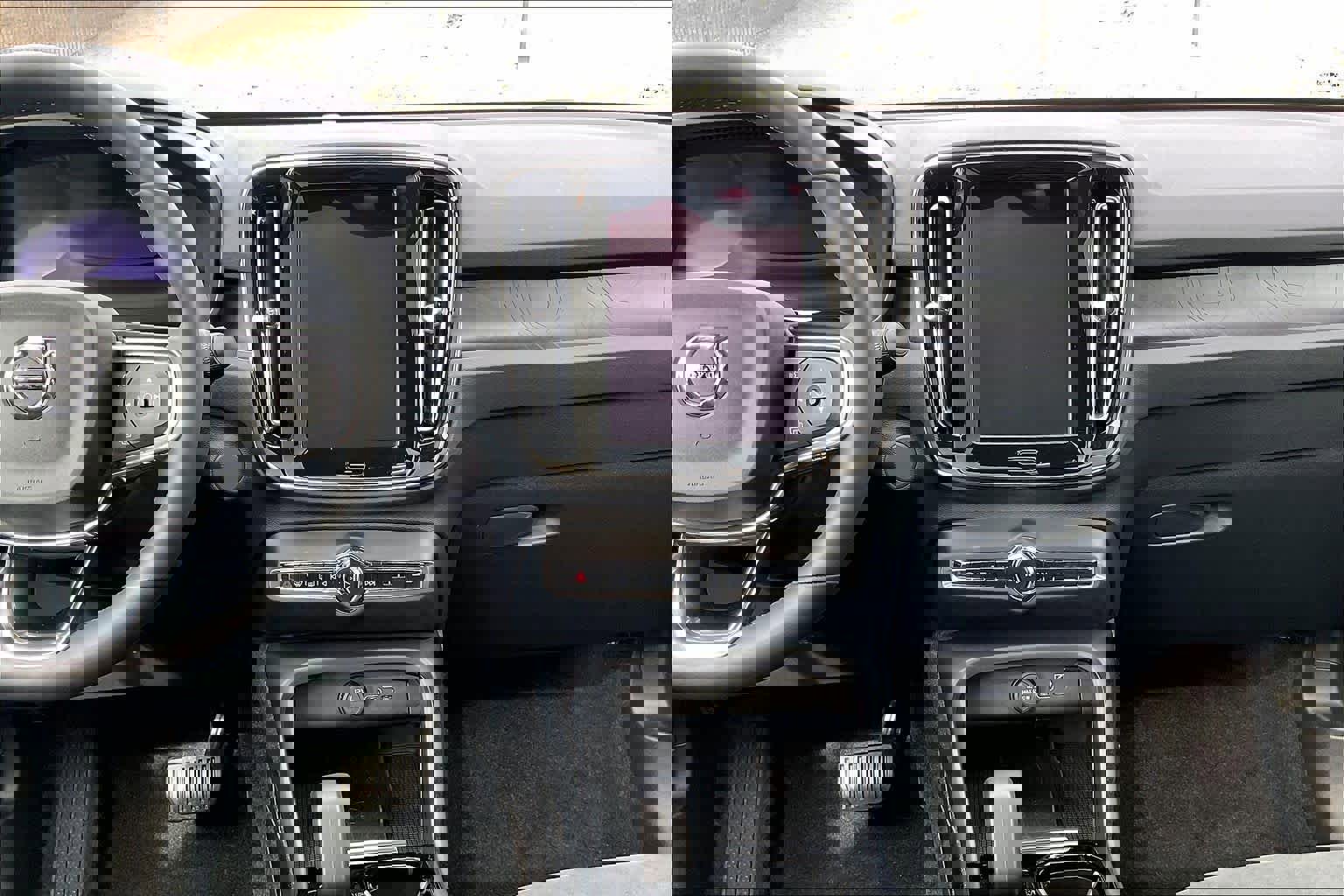 Used 2023 Volvo C40 P8 Recharge Plus w/ Climate Package image 9