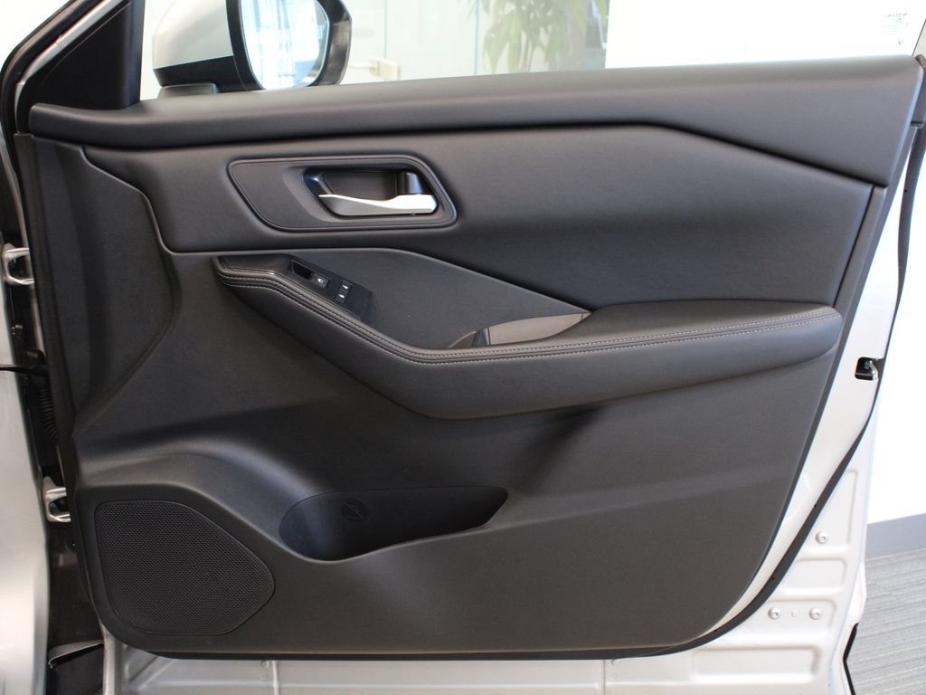 Used 2024 Nissan Rogue SV FWD image 16